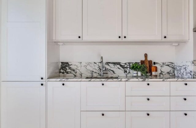 Arabescato- en klassisk marmor som alltid funkar. Med sin livliga och unika marmorering skapar den köket du alltid drömt om!