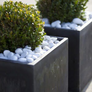 25708-Dekorsten-Vit-i-urna