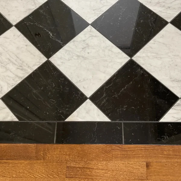 KOMBO Carrara och Nero Marquina – Marmor/kalksten – stengolv rutmonster